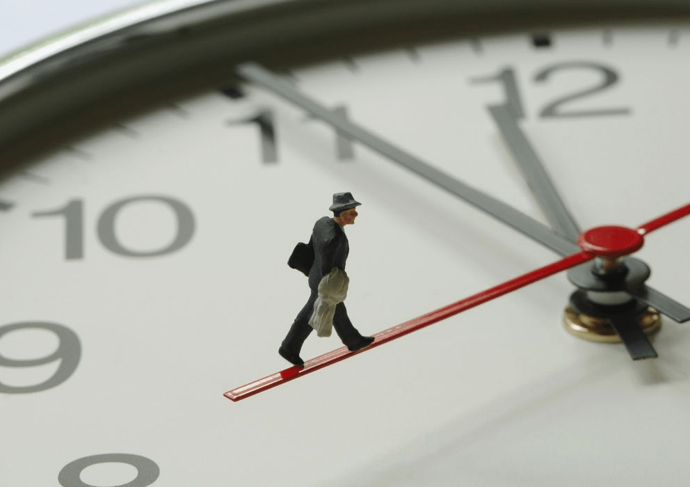 Tiempo representado con un hombre caminando un reloj